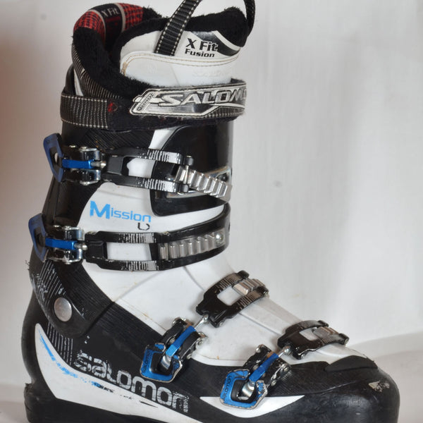 chaussure ski salomon x5 mission 770 red The Divine Cruise from Salomon is a soft and cushy boot for the mellow intermediate skier A good fit for someone who has a wider forefoot and needs some room in the cuff The four micro adjustable aluminum buckles and tool free catches on the upper buckles help you get the fit dialed in so you can spend more time on the slopes The Divine Cruise has the XFITFusion Advanced liner that can be heat molded to accelerate the breaking in process and adds that warm and fuzzy feeling for extra warmth A 35mm strap helps keep you leg supported and improves the rebound of the boot The Mission Cruise is a perfect boot for the mellow intermediate skier that has a wider forefoot and shaft of the legSalomon Mission Cruise Ski Boots Mens Specs Flex 75 Buckle 4 XFITFusion Liner Tool Free Catch Adjustment Great Fit for a Wide Forefoot and Wide Shaft of the Leg Salomon MISSION LX - chaussures
